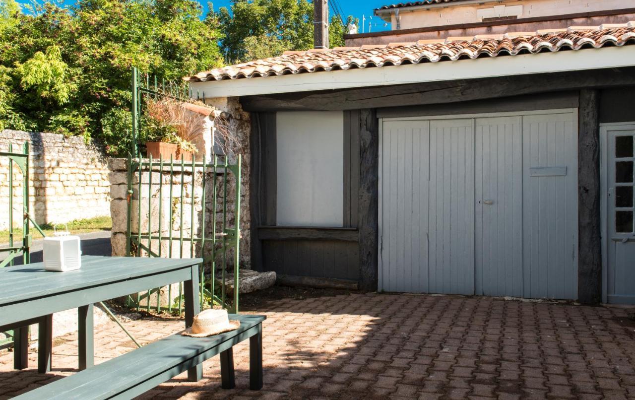 Gite Du Presbytere Port D'Envaux, Ravissante Maison De Charme Bagian luar foto