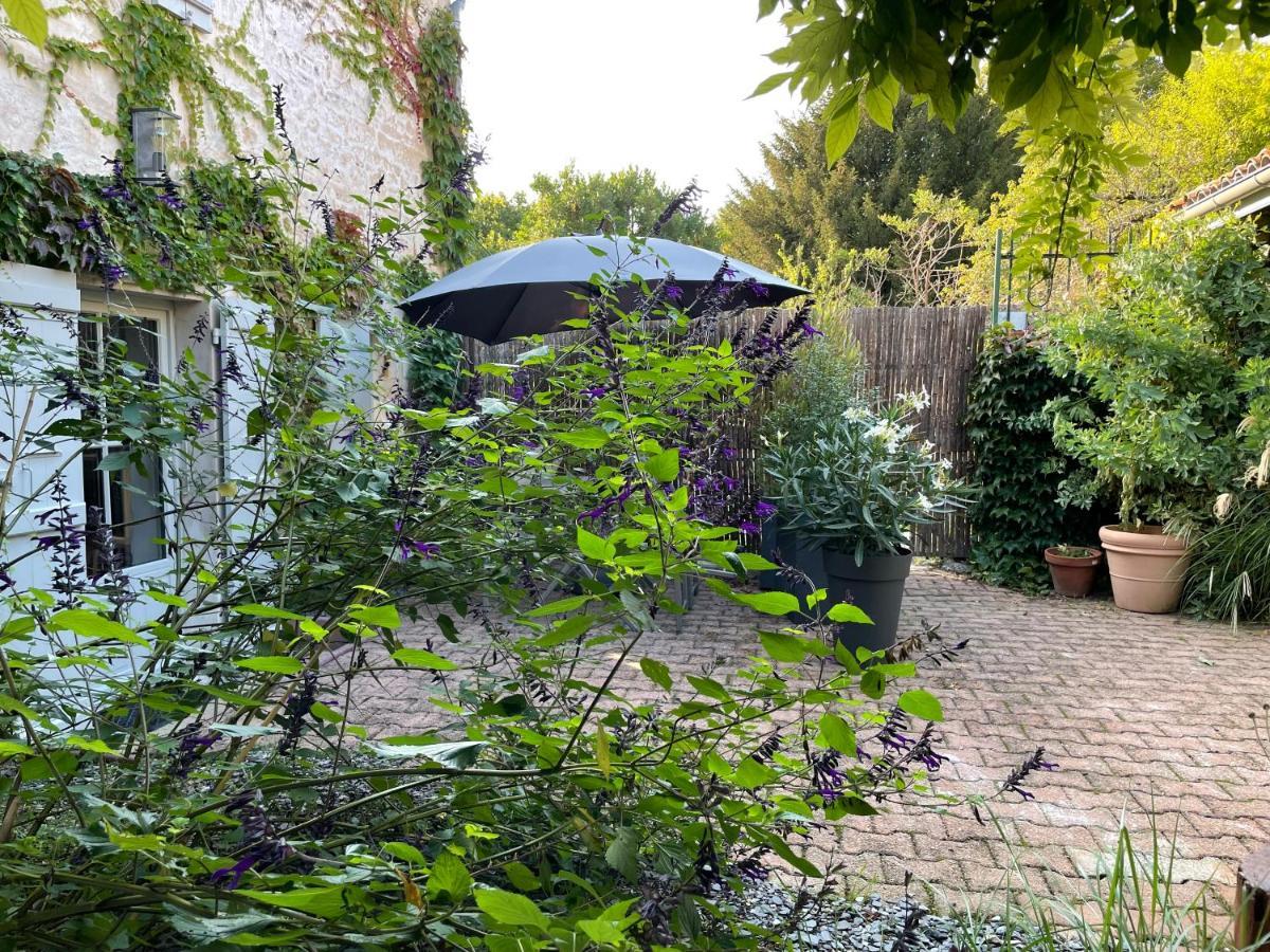 Gite Du Presbytere Port D'Envaux, Ravissante Maison De Charme Bagian luar foto