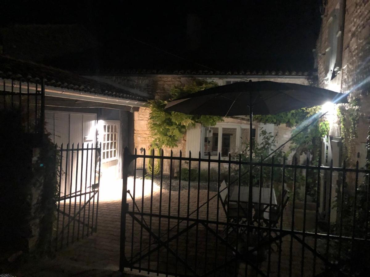 Gite Du Presbytere Port D'Envaux, Ravissante Maison De Charme Bagian luar foto