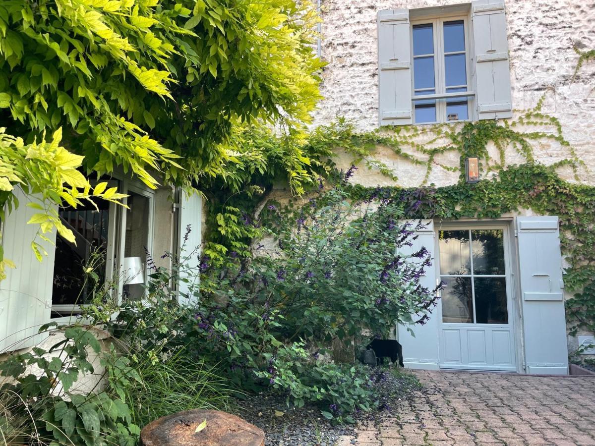 Gite Du Presbytere Port D'Envaux, Ravissante Maison De Charme Bagian luar foto