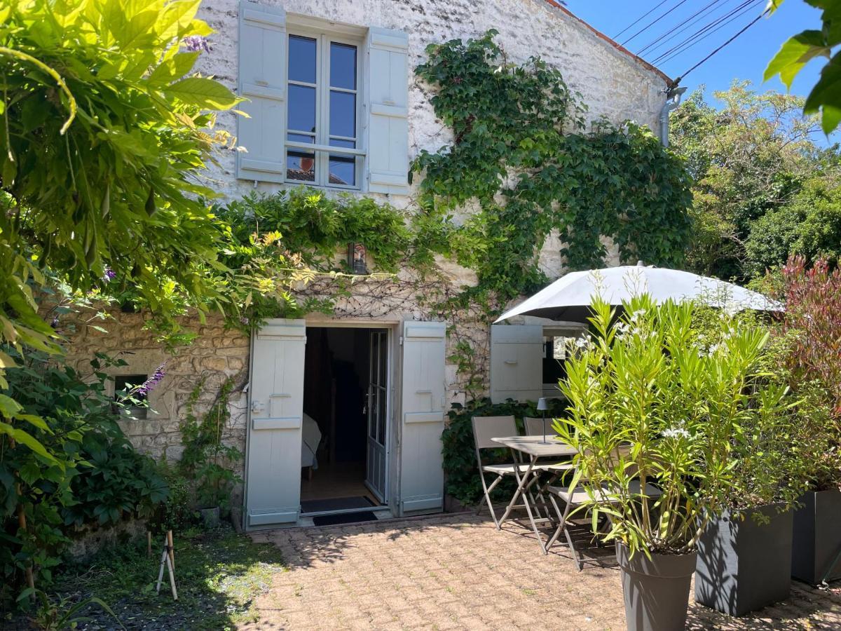 Gite Du Presbytere Port D'Envaux, Ravissante Maison De Charme Bagian luar foto