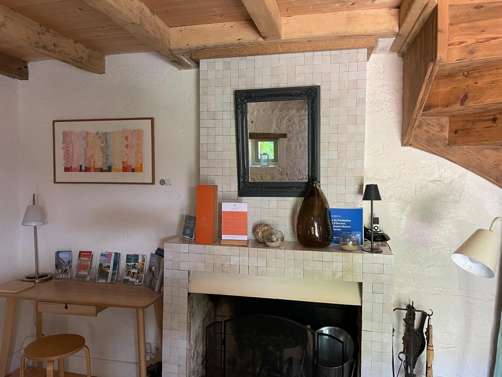 Gite Du Presbytere Port D'Envaux, Ravissante Maison De Charme Bagian luar foto