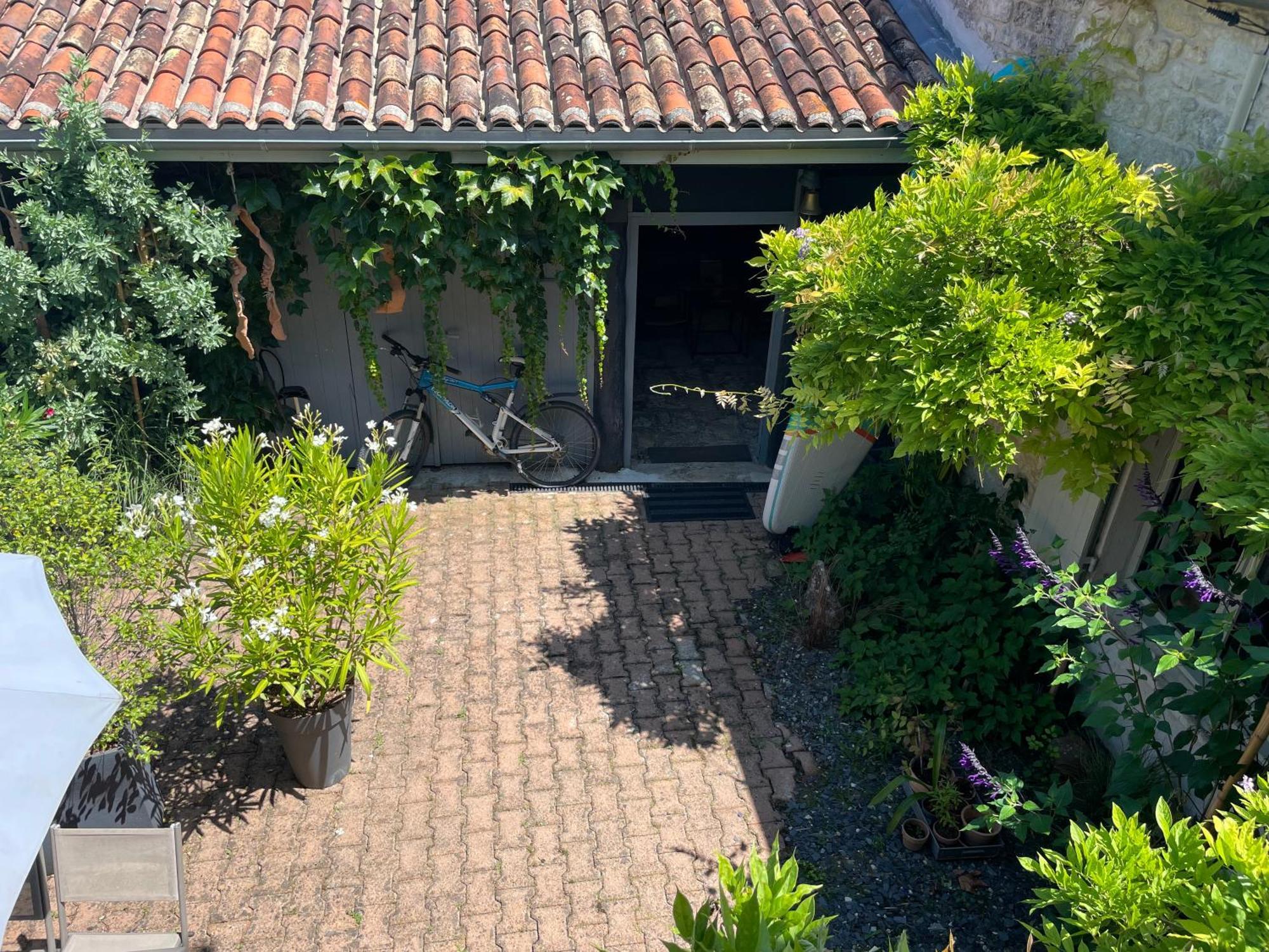 Gite Du Presbytere Port D'Envaux, Ravissante Maison De Charme Bagian luar foto