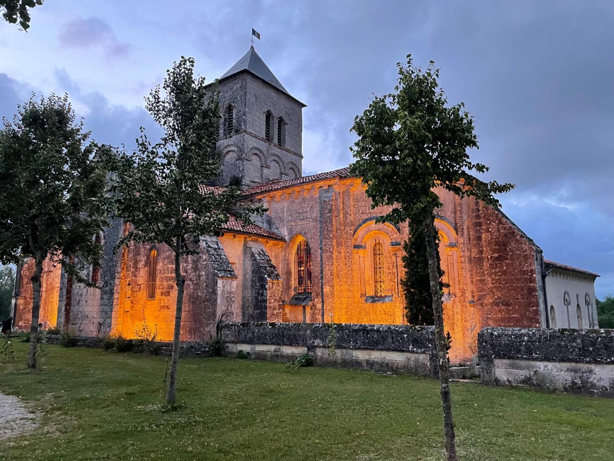 Gite Du Presbytere Port D'Envaux, Ravissante Maison De Charme Bagian luar foto